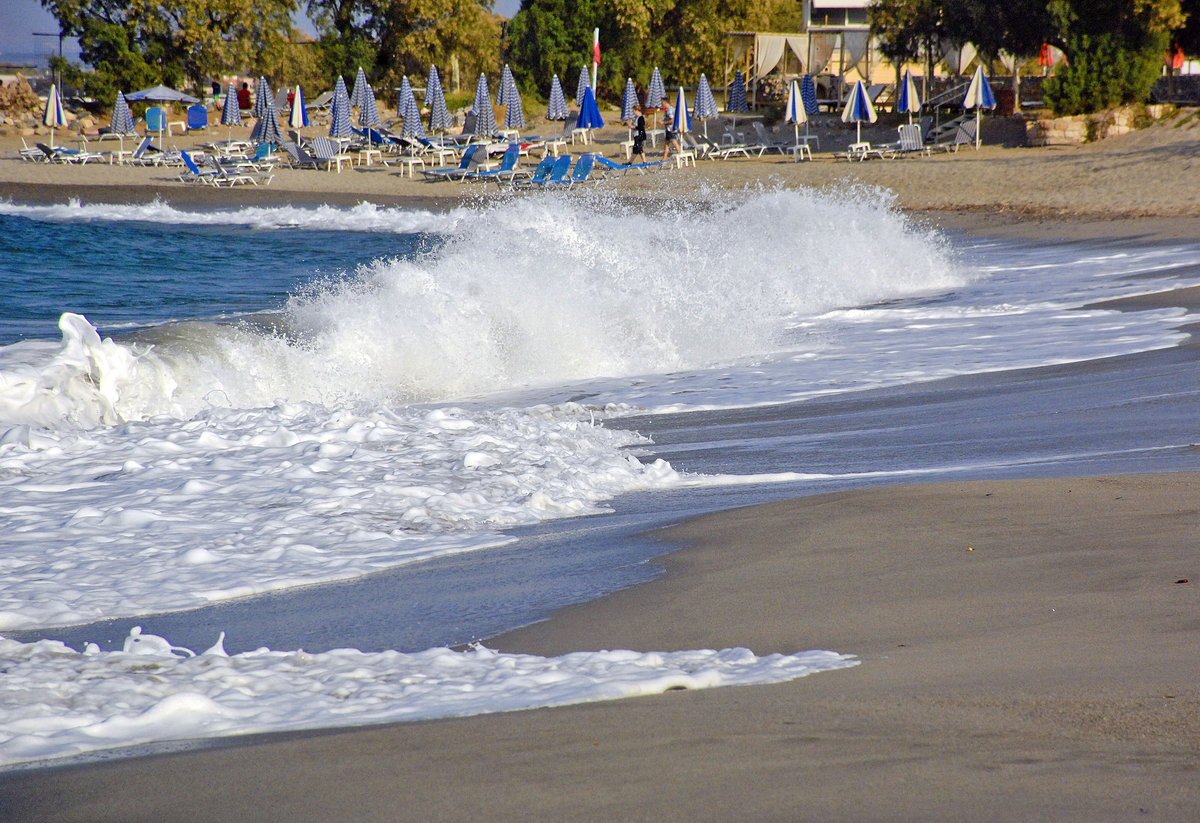 Wellen vor Platins auf der Insel Kreta. Aufnahme: 17. Oktober 2016.