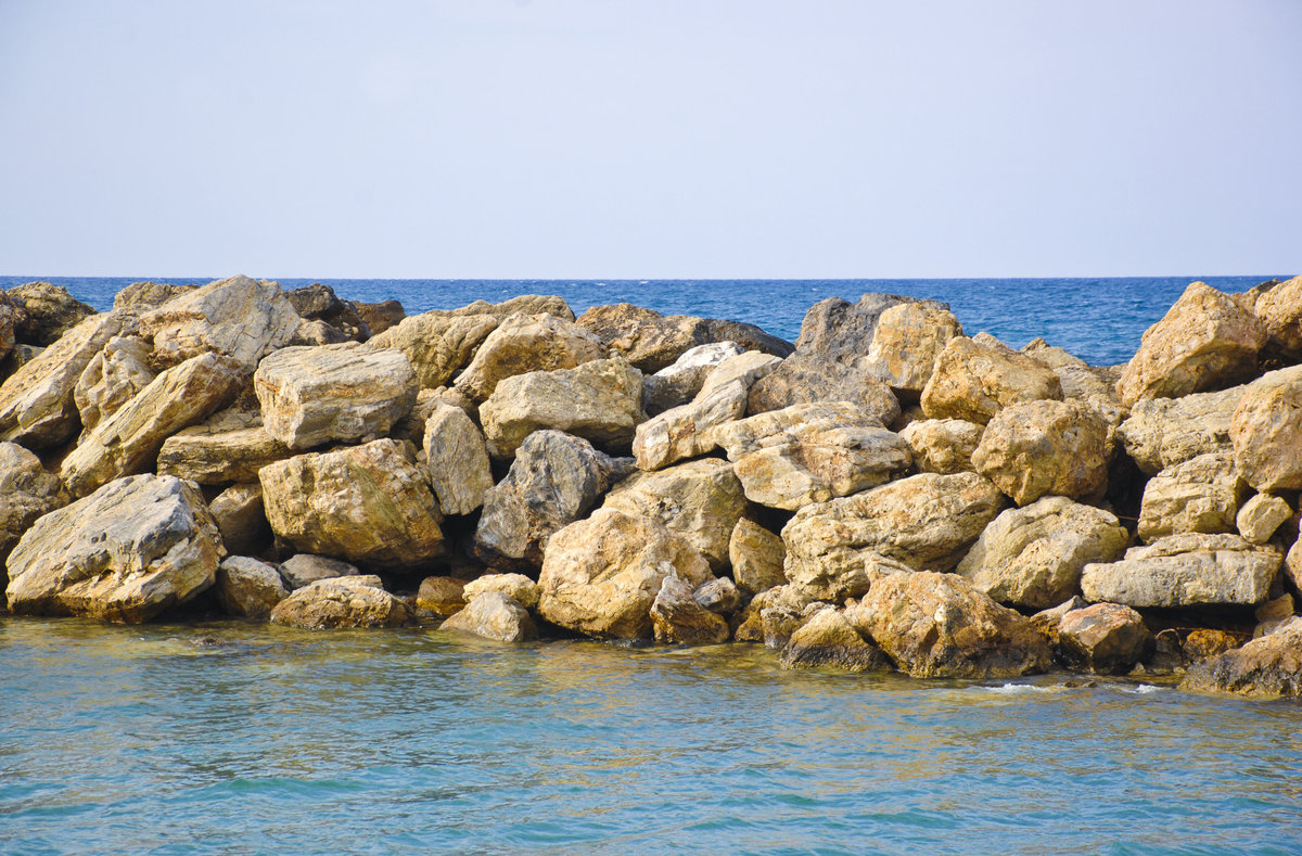 Wellenbrecher vor Platins auf der Insel Kreta. Aufnahme: 18. Oktober 2016.