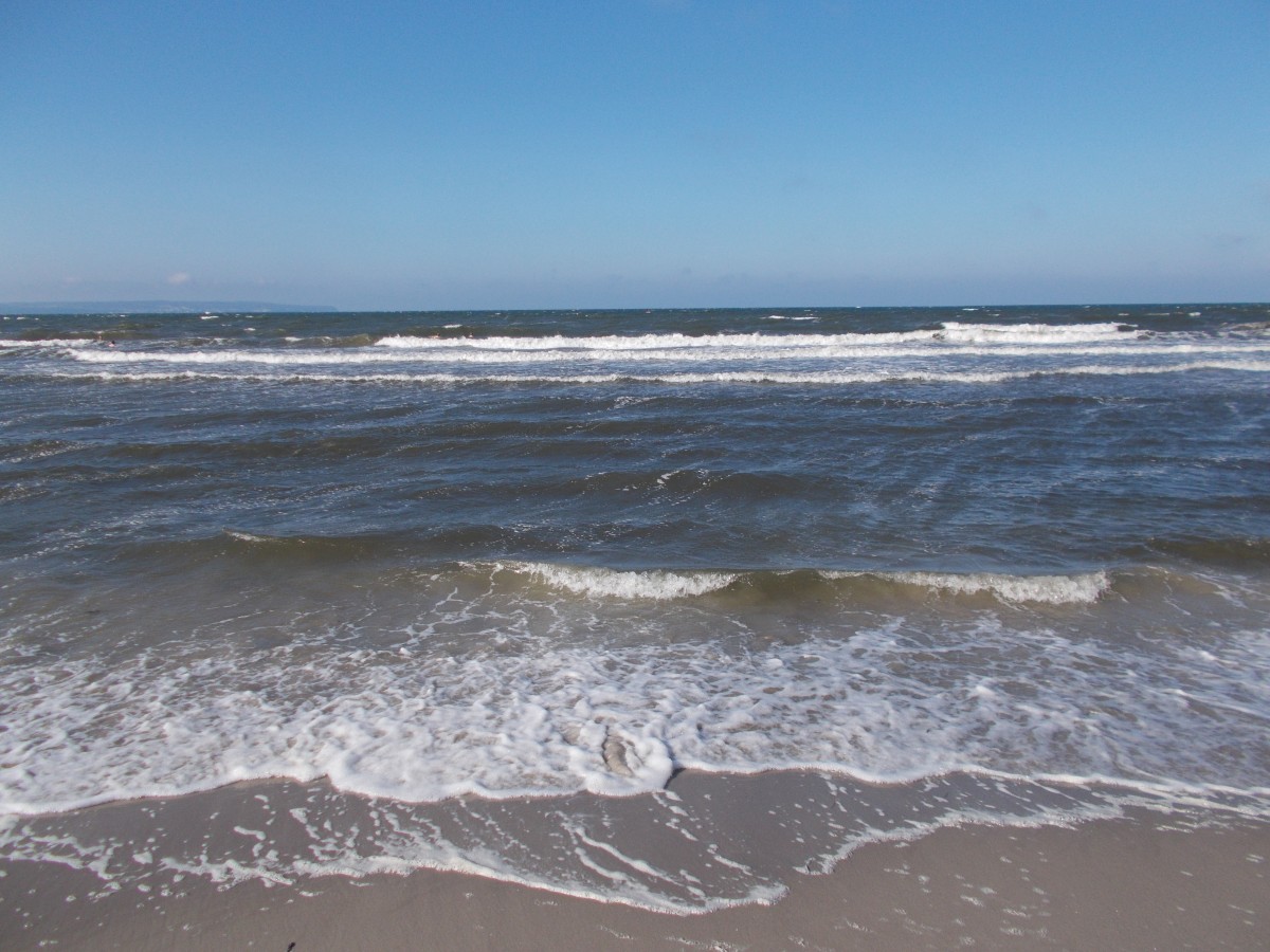 Wellengang am Binzer Strand am 20.Juli 2014.