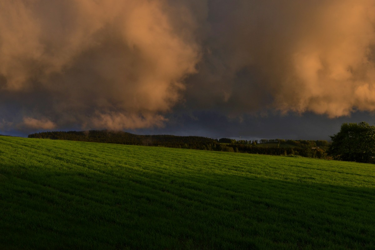 Weltuntergangsstimmung im Bayerischen Wald (Bild 2): die letzten Minuten vor einem starken Gewitter mit Hagel am 11.05.2014.