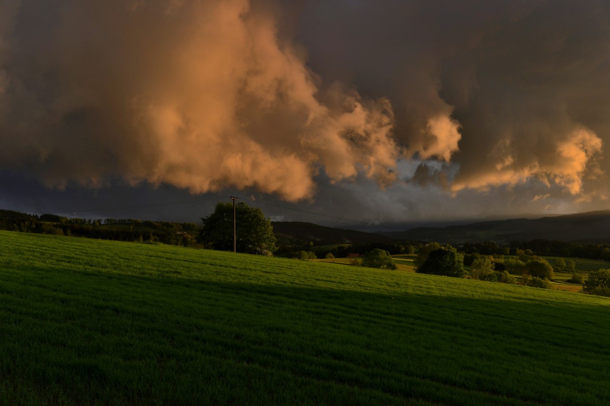 Weltuntergangsstimmung im Bayerischen Wald (Bild 3): die letzten Minuten vor einem starken Gewitter mit Hagel am 11.05.2014.