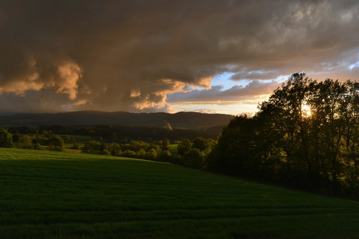 Weltuntergangsstimmung im Bayerischen Wald (Bild 4): die letzten Minuten vor einem starken Gewitter mit Hagel am 11.05.2014.
