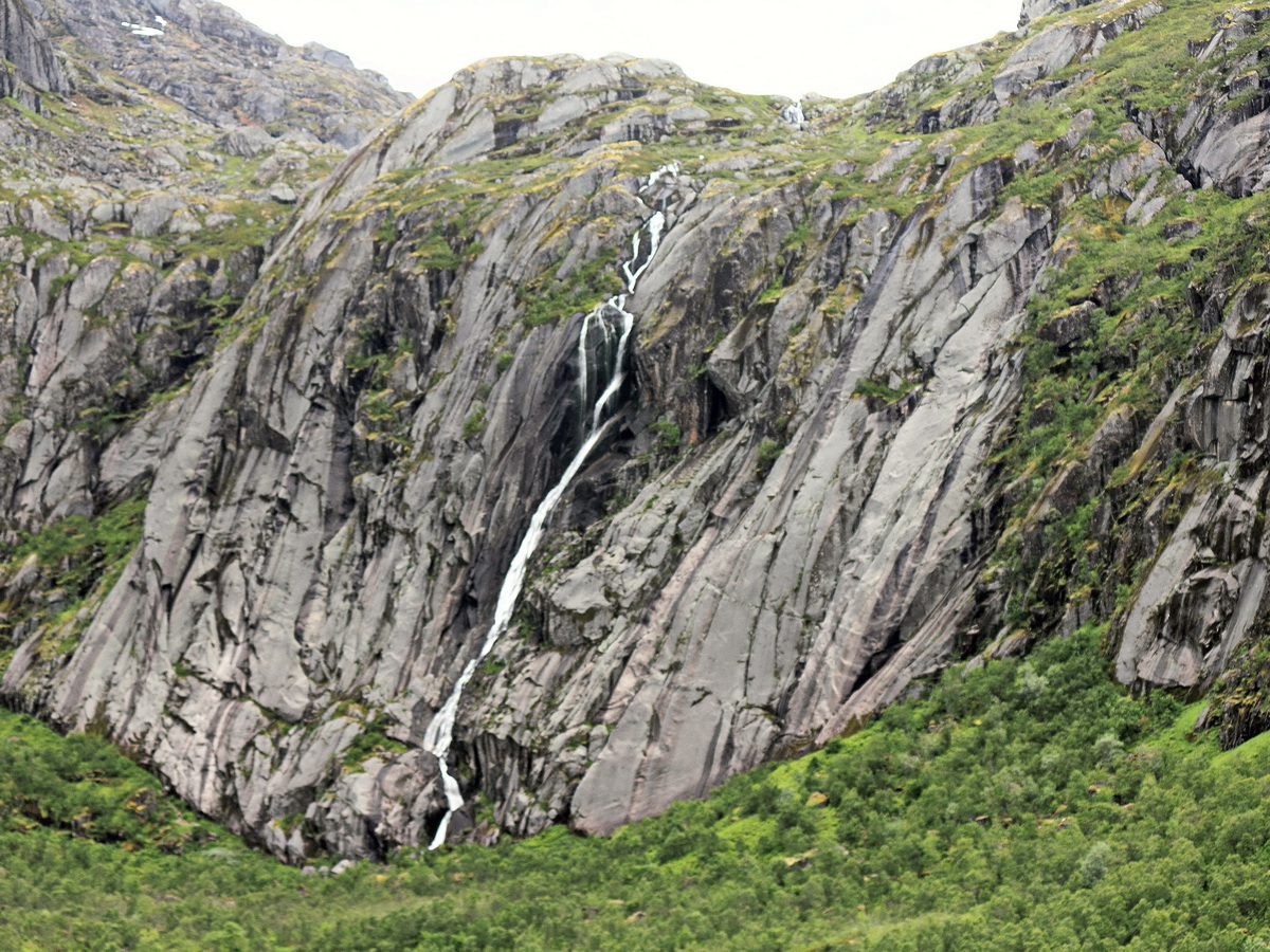 wenige Meter weiter zeigt sich gleich ein anderes Bild in den Lofoten am 25. Juni 2016.