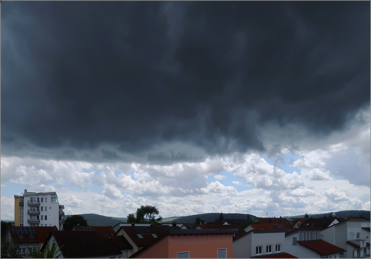 Wenn sich plötzlich eine dunkle Wolke über das Haus schiebt - 

... erscheint dies oft bedrohlicher, als es in Wirklichkeit dann ist. Das dazugehörige Gewitter war hier recht harmlos.
Links der Bildmitte der selbe Baum, wie beim Regenbogenbild zuvor. Dieser verlor bei einem schweren Gewitter, einer Superzelle, Ende Juni mit Starkregen und heftigen Böen, einige seine Äste und wirkt jetzt löchrig.

02.08.2021 (M)