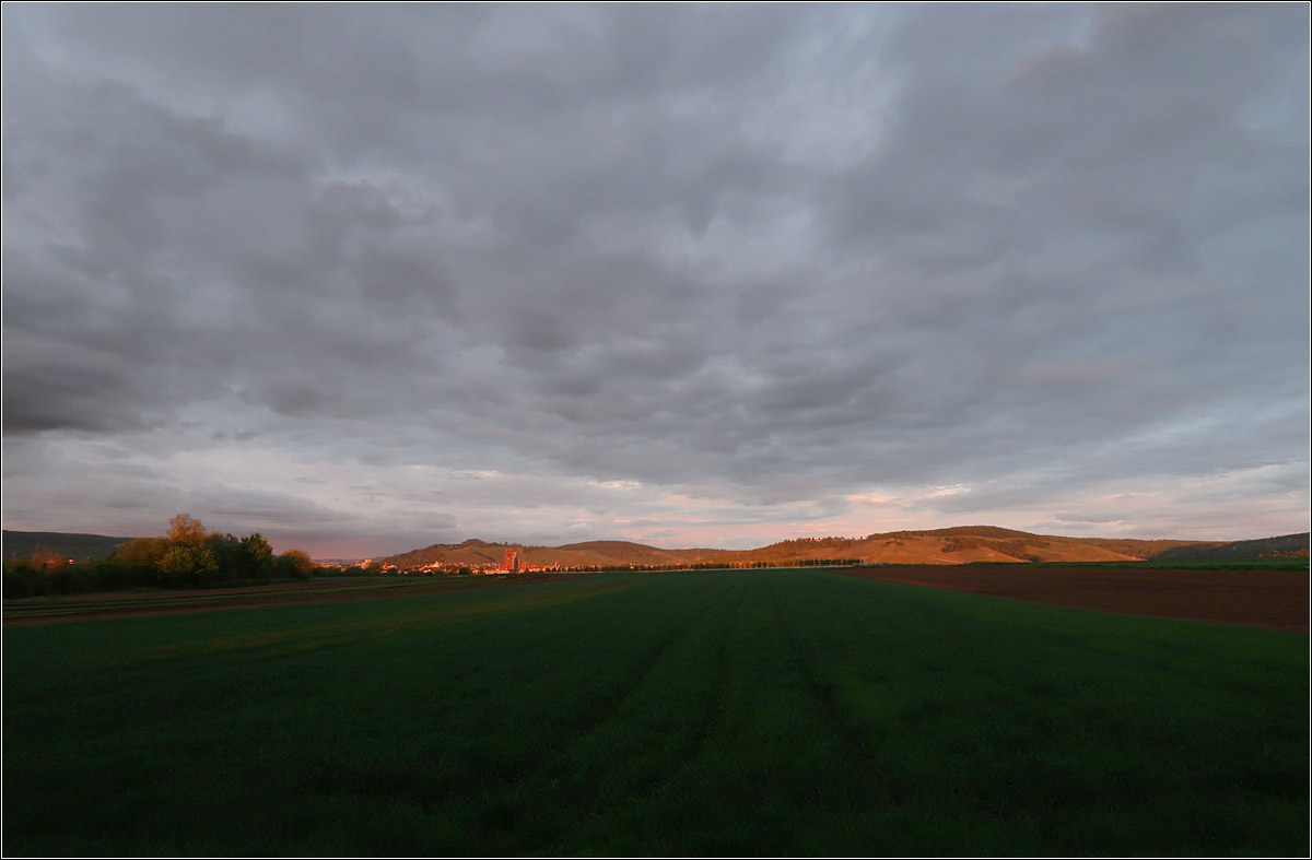 Wenn die tiefstehende Sonne -

... unter ein geschlossen Wolkendecke scheint, erstrahlen die der Sonne zugewandten Höhen des Schurwaldes in besonderem Licht. 
In der Remstalbucht in Kernnen-Rommelshausen.

13.05.2021 (M)