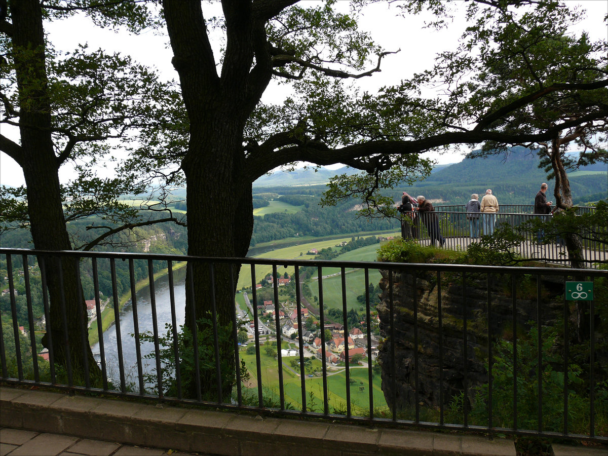 Wer bis jetzt nicht dort gewesen ist, kann dies nun nicht mehr: Diese berühmte  Aussichtsplattform in der Sächsischen Schweiz auf der Bastei,  Sachsens Balkon , ca. 200 Meter über der Elbe bleibt aus Sicherheitsgründen dauerhaft gesperrt, eine Sanierung der Felsnase sei nicht möglich. Im Gespräch sind bereits die Errrichtung eines Skywalks und eines großen Aussichtsturmes; Aufnahme vom 12.06.2009
