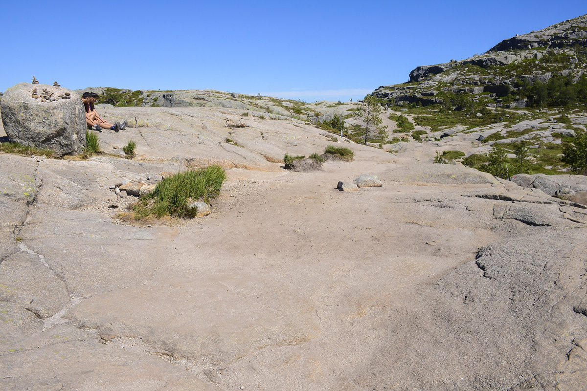 Wer im Südwesten Norwegens unterwegs, für den gehört ein Besuch des Preikestolens fast schon zum Pflichtprogramm. Der steinige Weg bringt den Wandern zu diesen Felsen. Aufnahme: 2. Juli 2018.