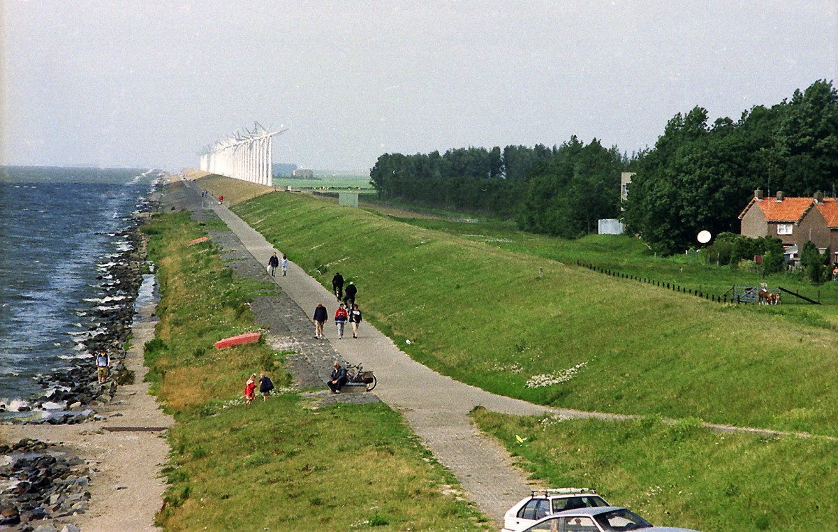 Westermeerdijk nördlich von Urk  in der niederländischen Provinz Flevoland. Aufnahme: Juli 1996 (Bild vom Negativ).