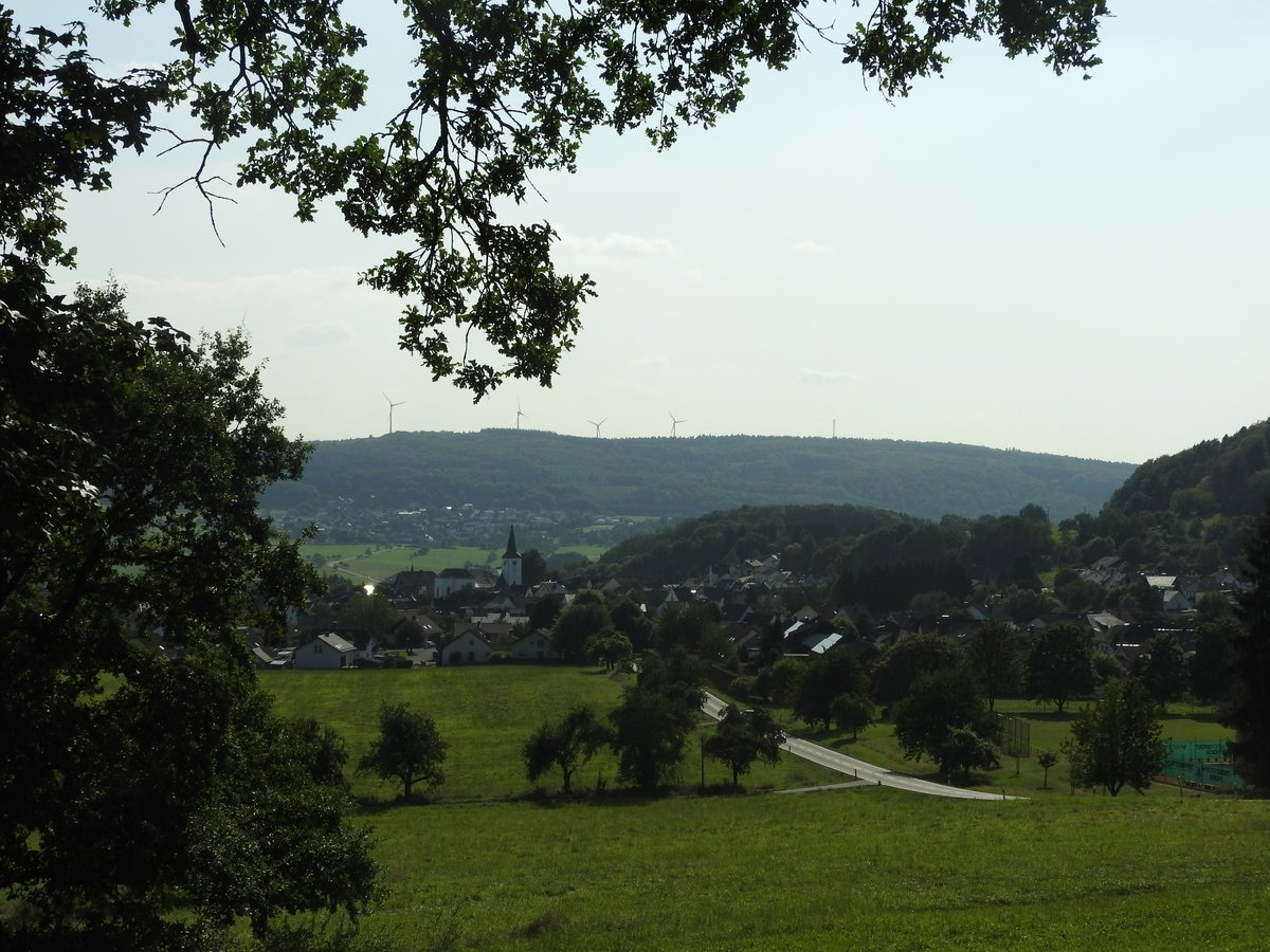 WESTERWALD-LANDSCHAFT BEI GEMÜNDEN-
zwischen RENNEROD und WESTERBURG gelegen mit der ev. Stiftskirche ST. SEVERUS.
Der kleine Ort hat gerade mal 1200 Einwohner,aber mit der ev. Stiftskirche
St. Severus die älteste Kirche des Westerwaldes,ein Juwel einer romanischen
Pfeilerbasilika,ursprünglich 879 in Anwesenheit von König Ludwig III. eingeweiht,
maßgebend für die Christianisierung des Westerwaldes,hier am 9.9.2016...