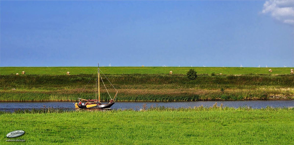 Wiesenlandschaft an der Nordsee mit Boot, Greetsiel - (C) by Salinos August, 2012