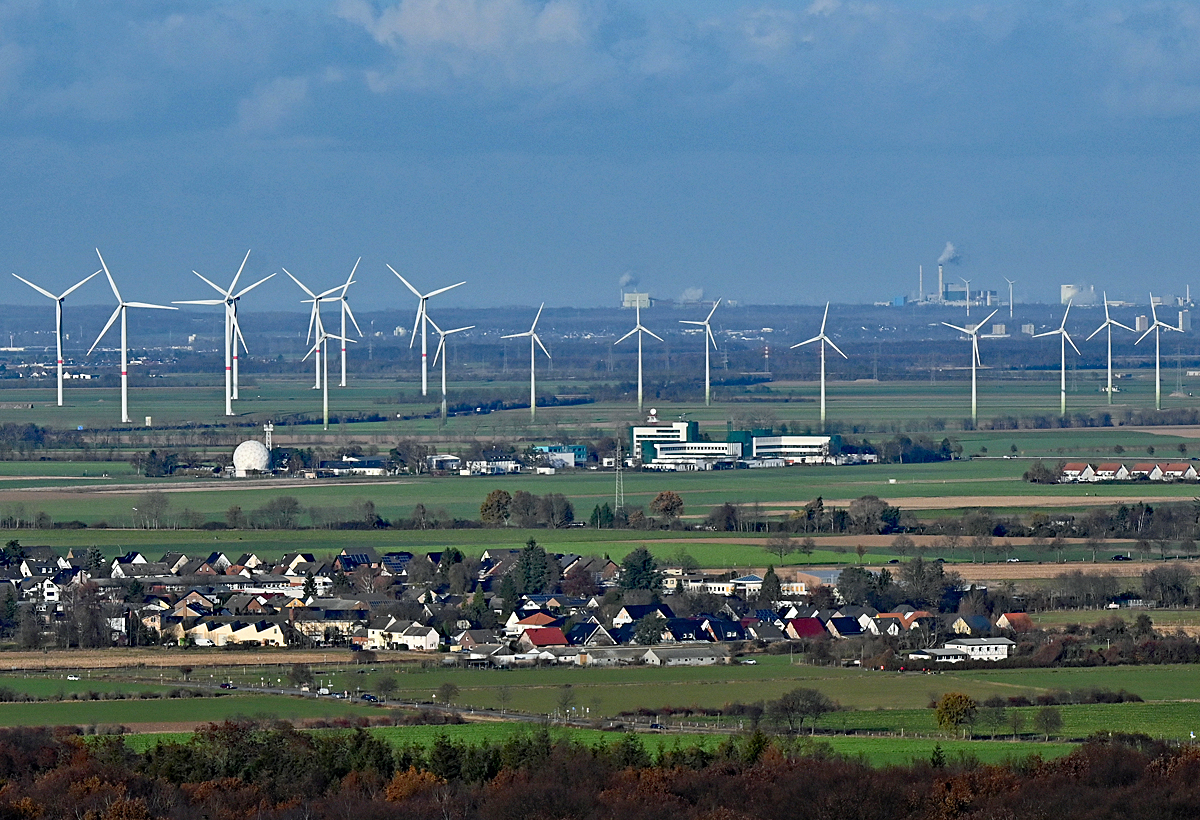 Windparkanlage NW-von Euskirchen (im Hintergrund mitte-rechts die Konkurrenz von RWE)! 27.11.2021