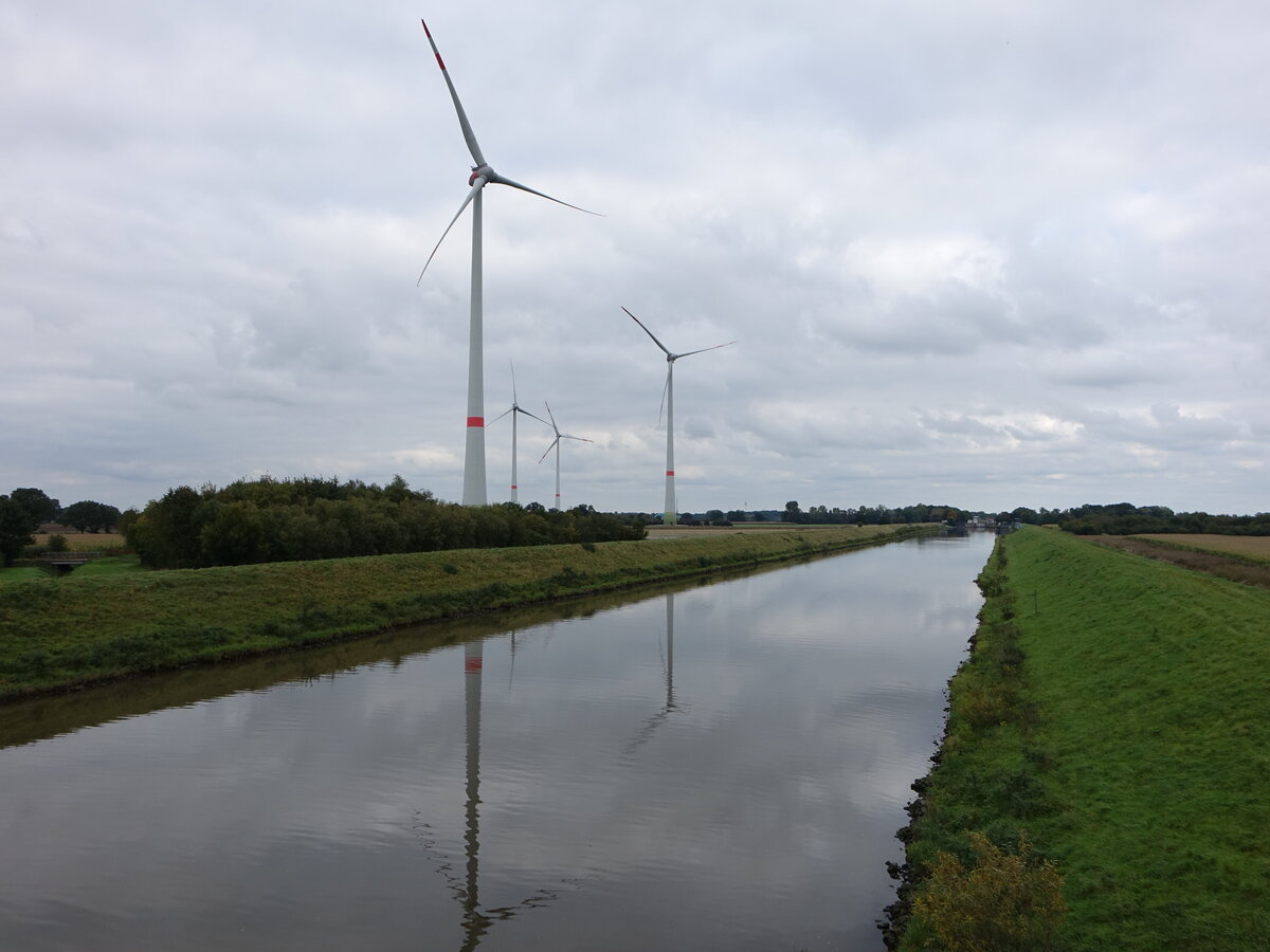 Windräder am Schleusenkanal bei Schlüsslburg (07.10.2021)