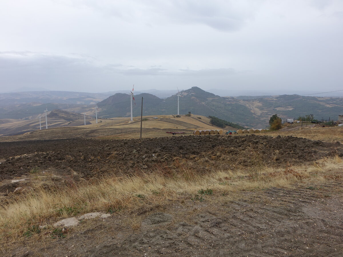 Windräder und Hügel bei Deliceto, Apulien (25.09.2022)