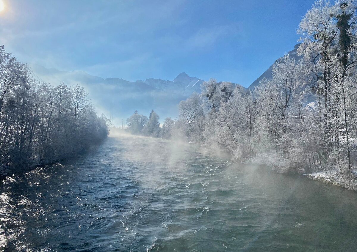Winterimpression am Ziller in Hippach. Blickrichtung Mayrhofen, 25.01.2022.