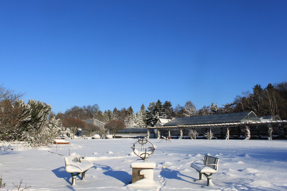 Winterimpression im Botanischen Garten, Sonnenuhr vom 28.12.2014