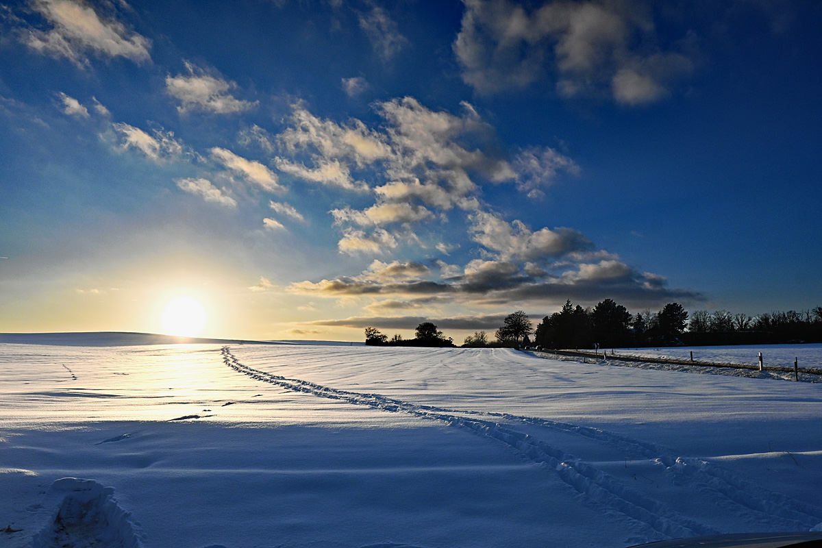 Winterlandschaft bei Bad Münstereifel im Gegenlicht kurz vor Sonnenuntergang - 19.01.2024