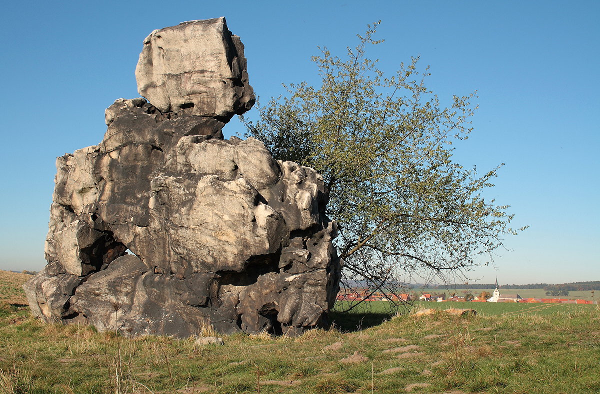 Witzige und bizarre Felsskulptur der Papensteine, eines Teils der Teufelsmauer bei Warnstedt, das im Hintergrund zu sehen ist. Aufnahme vom Nachmittag des 03.11.2015 auf dem Teufelsmauerstieg...