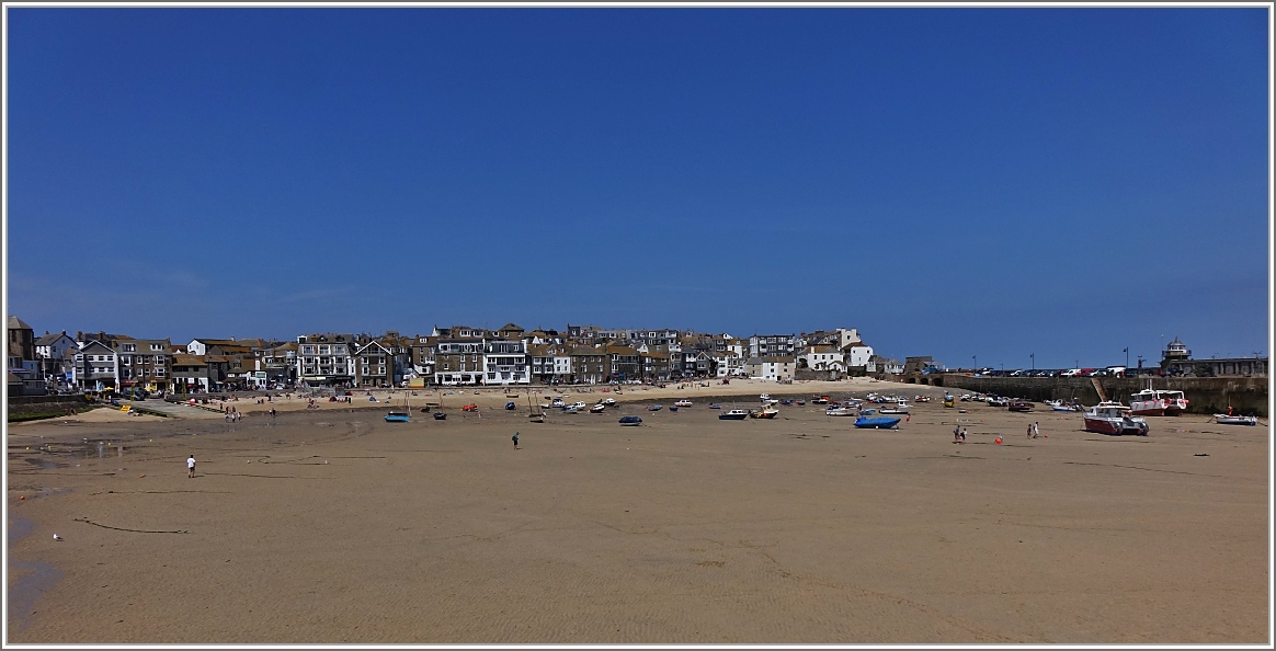 Wo vor einigen Stunden in St. Ives noch das Meer war, lädt nun ein Strand zum Spazieren gehen ein.
(17.05.2014)