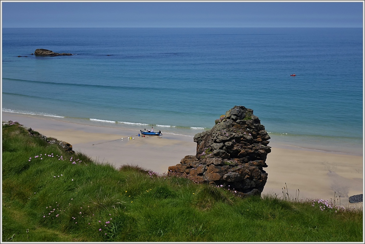 Wochenendbeschäftigung: Boot putzen am Strand bei St. Ives.
(17.05.2014)