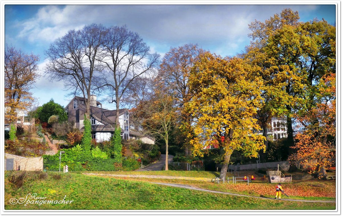 Wohngebiet Achim/Baden auf einer Düne am Weserbogen, mit Blick auf die Weser und die dort fahrenden Schiffe, viel schöner kann man im Landkreis Verden nicht wohnen, die Hansestadt Bremen ist nicht weit. Mitte November 2020