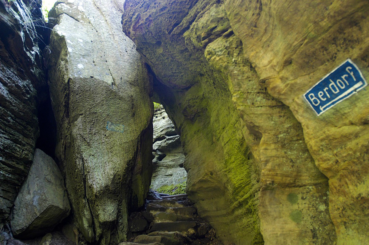 Wolfsschlucht in La Petite Suisse in Luxemburg. Chaotische Steinmassen und wahre Labyrinthe sind ein Resultat von Erdverformungen und Erosion. Aufnahme: August 2007.