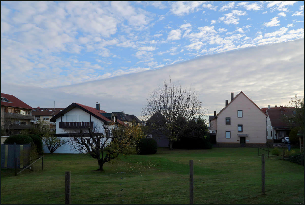 Wolken auf verschiedenen Ebenen und ein klare Kante -

Rommelshausen, 14.11.2020 (M)