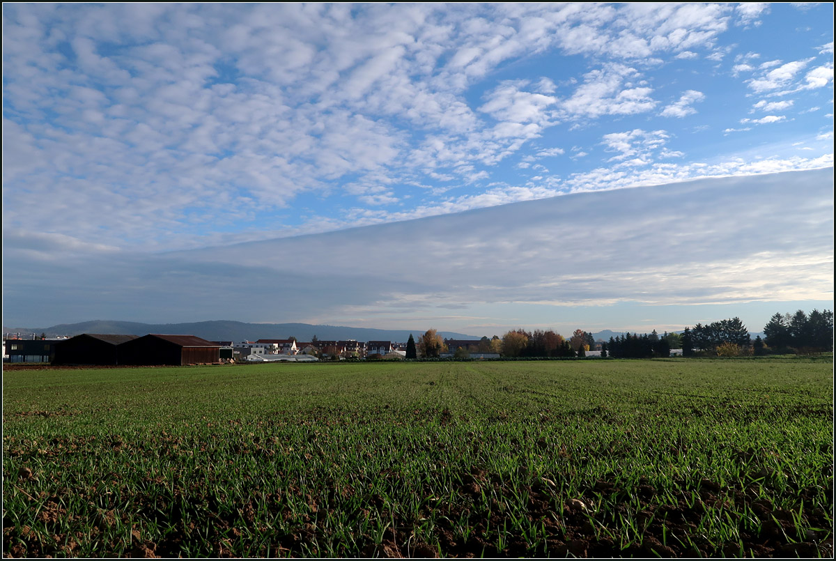 Wolken auf verschiedenen Ebenen und eine klare Kante -

Rommelshausen, 14.11.2020 (M)