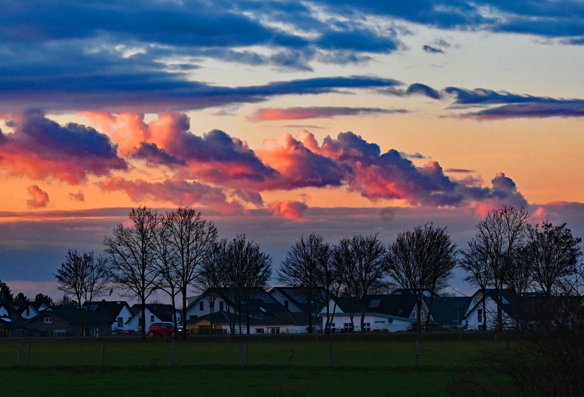 Wolken im Licht der untergehenden Sonne über Eu-Kuchenheim - 19.03.2021