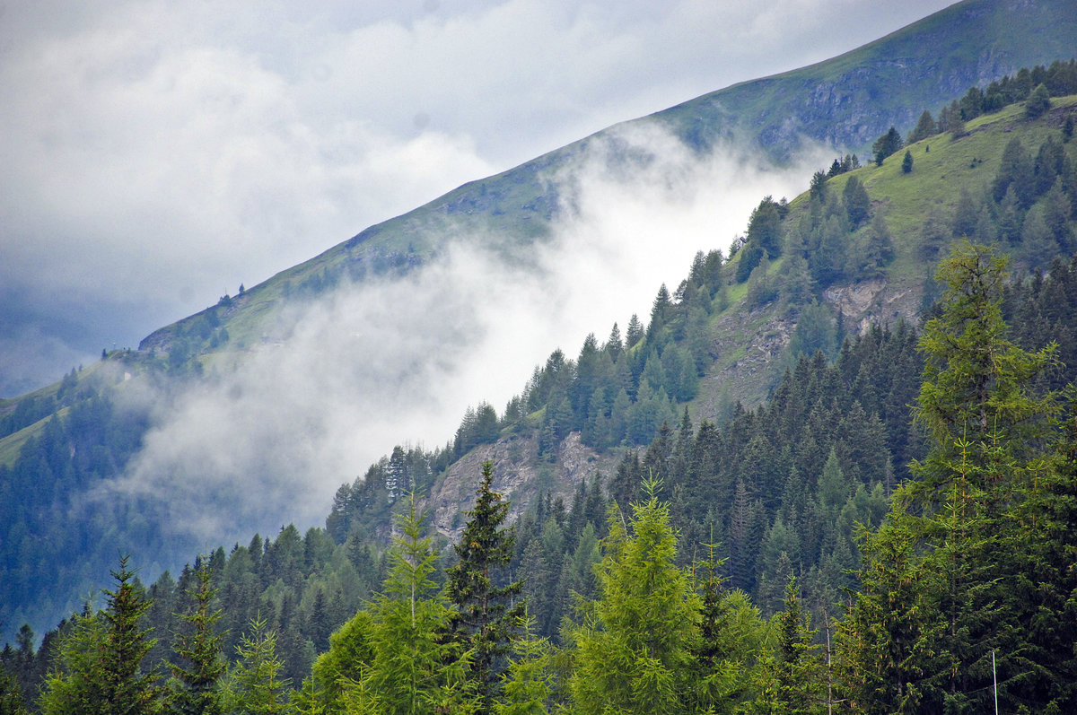 Wolken über den Alpen bei Heiligenblut von der Großglockner Hochalpenstraße aus gesehen, Aufnahme: 4. August 2016.