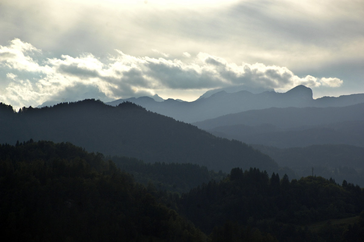 Wolken über den Bergen bei Bled in Slowenien. Aufnahme: 2. August 2016.