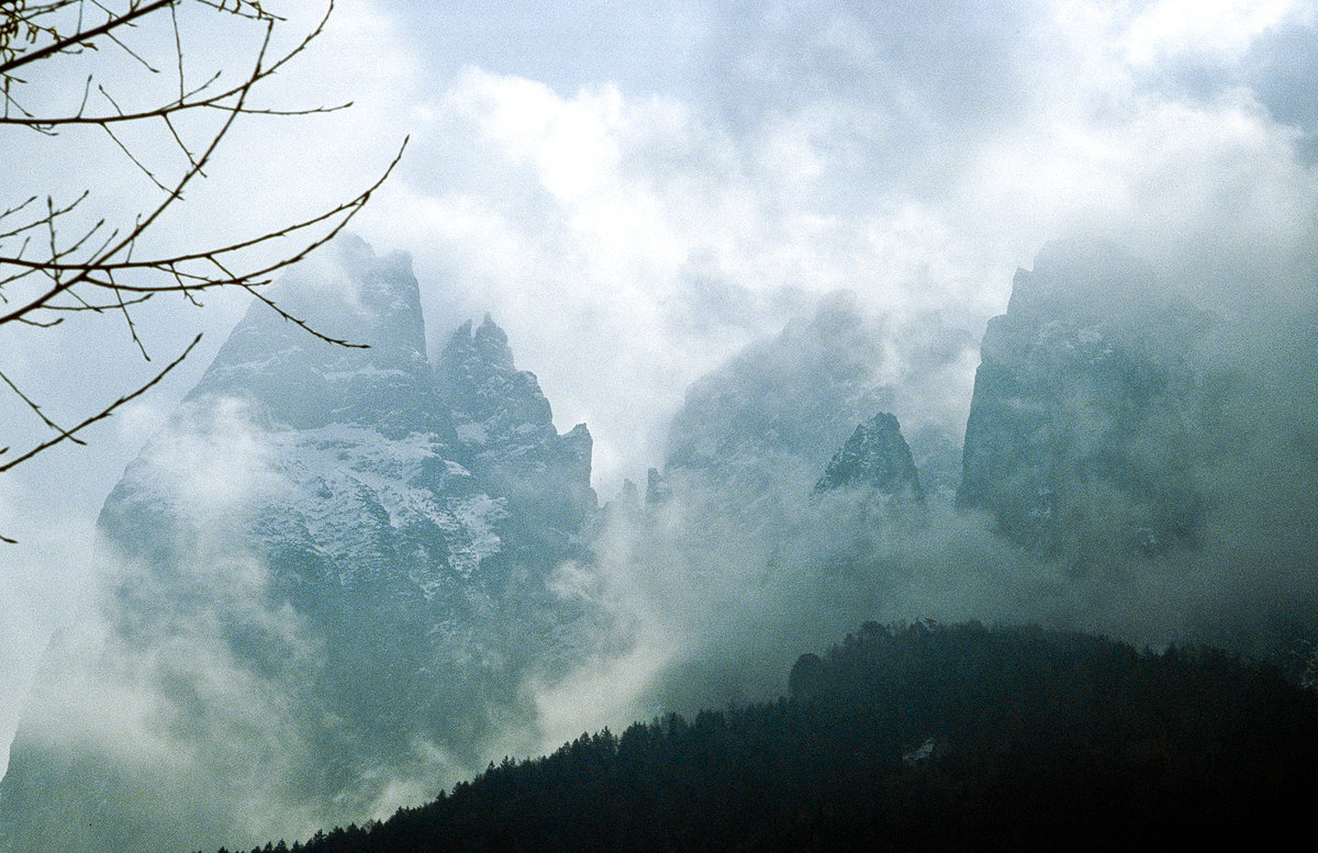 Wolken über den Dolomitten bei Seis am Schlern in Südtirol. Bild vom Dia. Aufnahme: April 2001.