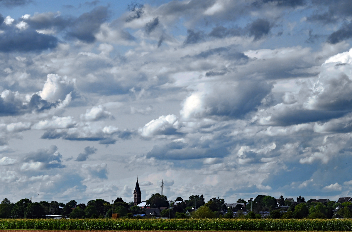 Wolken über der Voreifel bei Euskirchen-Wißkirchen - 26.08.2023