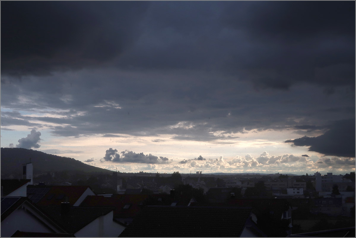 Wolkenbilder des Tiefs 'Bernd' - 

Unter den dunklen Wolken hindurch geht der Blick nach Südwesten zu einem hellen Himmelabschnitt am Horizont, in dem sich weitere Quellwolken befinden. 

Kernen-Rommelshausen, 15.07.2021 (M)
