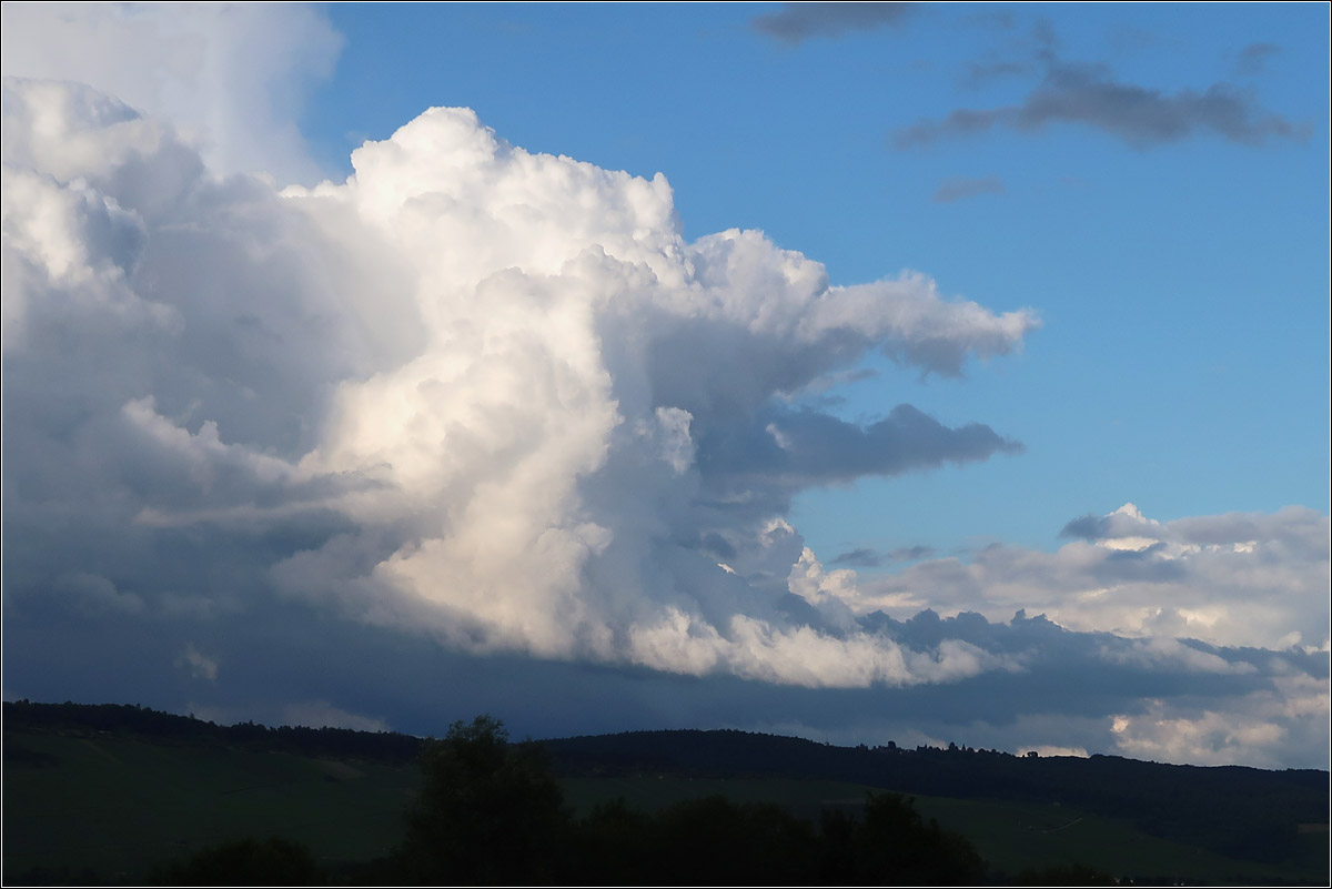 Wolkenbilder des Tiefs 'Bernd' -

Wie das Maul eines gefährlichen Tieres erscheint die rechte Seite der Quellwolke über Buocher Höhe. Aufnahme bei Rommelshausen.

14.07.2021 (M)