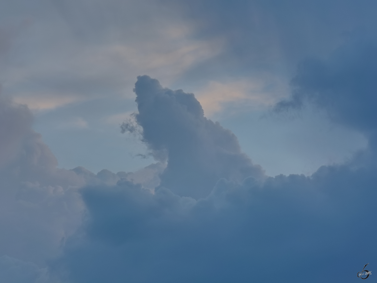 Wolkenbilderraten, Nr.2. Mit etwas Fantasie sehe ich einen schwer schleppenden Weihnachtsmann von hinten. (Hattingen, August 2016)