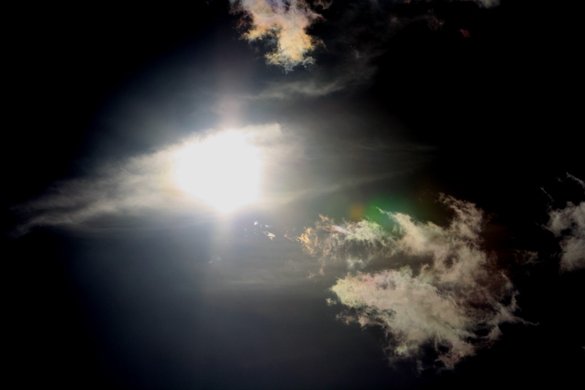 Wolkenfetzen am Februarhimmel. Diese Aufnahme konnte ich am Nachmittag des 11.02.2014 vom Balkon meiner Wohnung in Leverkusen-Schlebusch aus machen. Zugegeben, nicht unbedingt ein Landschaftsbild, aber diese Stimmung hatte mich einfach so beeindruckt, dass ich sie hier auf jeden Fall mal vorstellen wollte!