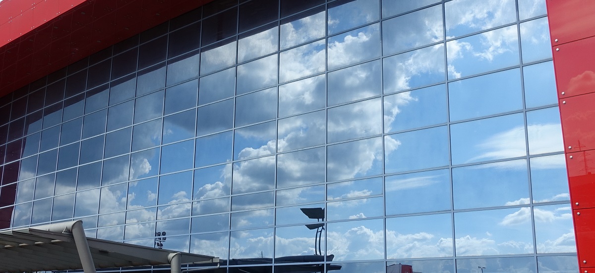 Wolkenspiegelung in der Fassade eines Möbelhauses in Barsbüttel am 11.8.2021 /