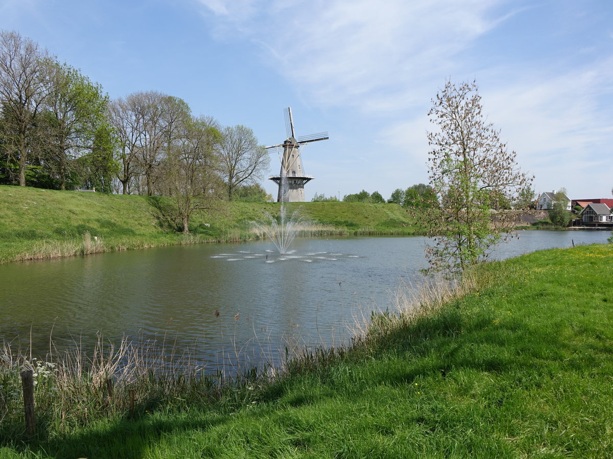 Woudrichem, Windmühle an den Festungswällen (09.05.2016)