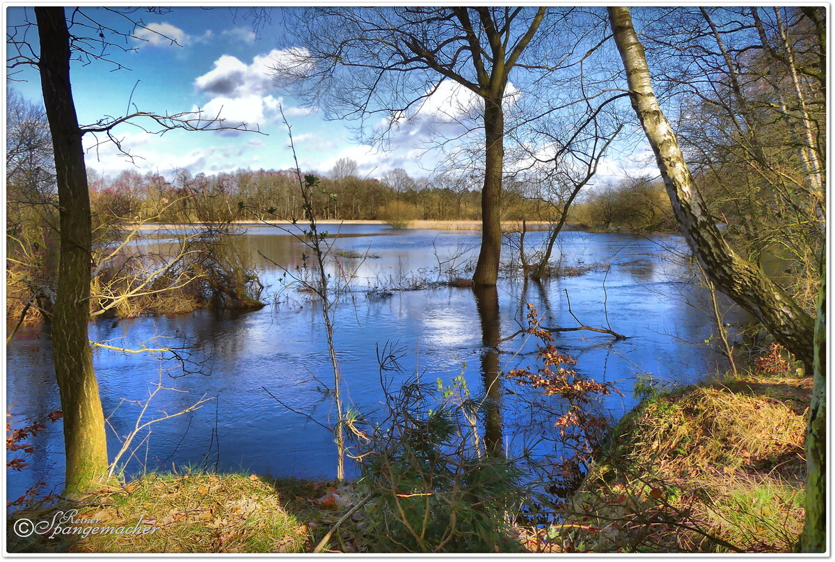 Wümme Hochwasser im Februar 2022. Wiesen und Auwälder sind überflutet. Scheeßel Nähe Campingplatz. 