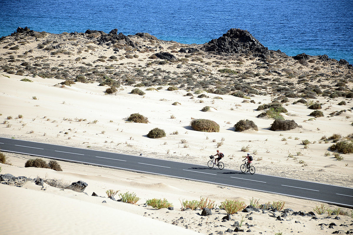 Wüstenlandschaft und Seeblick südlich von Corralejo auf der Insel Fuerteventura in Spanien. Aufnahme: 18. Oktober 2017.