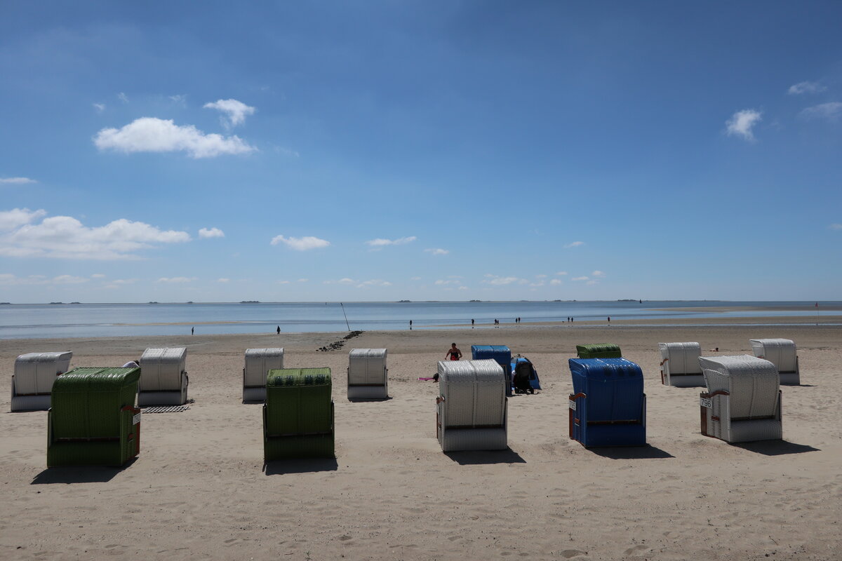 Wyk auf Föhr: Blick über den Strand zu den Halligen, aufgenommen am 3. Juli 2022.