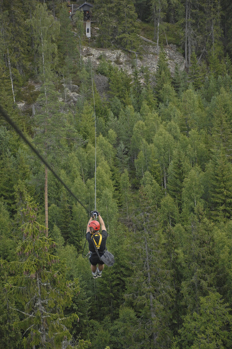 Zipline über den Wäldern von Småland. Die »Schweden Zipline« liegt nördlich von Änghultasjön bei Klavreström.
Aufnahme: 20. Juli 2017.