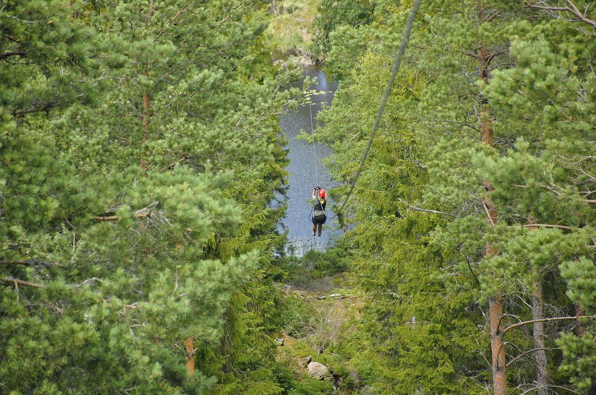 Zipline über den Wäldern von Småland. Die »Schweden Zipline« liegt nördlich von Änghultasjön bei Klavreström.
Aufnahme: 20. Juli 2017.