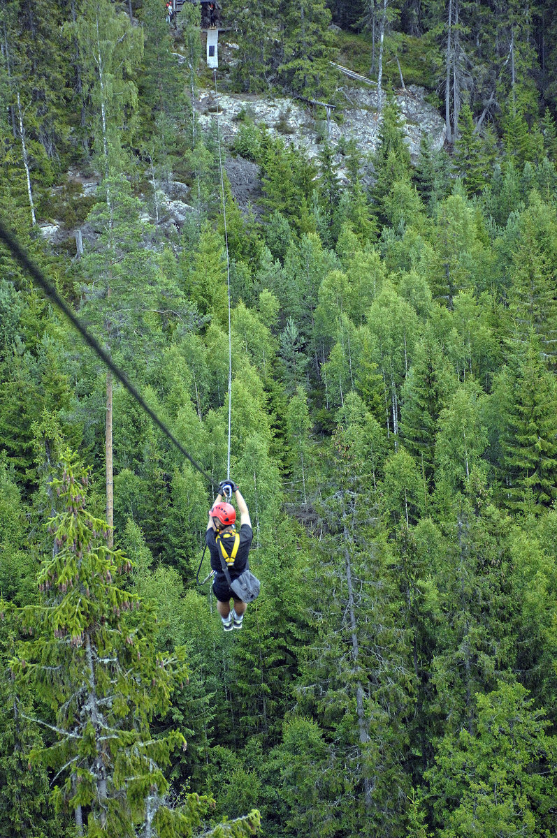 Ziplining über den Wäldern im schwedischen Småland - hier in »Little Rock Lake« nördlich von Klavreström. Aufnahme: 20. Juli 2017.