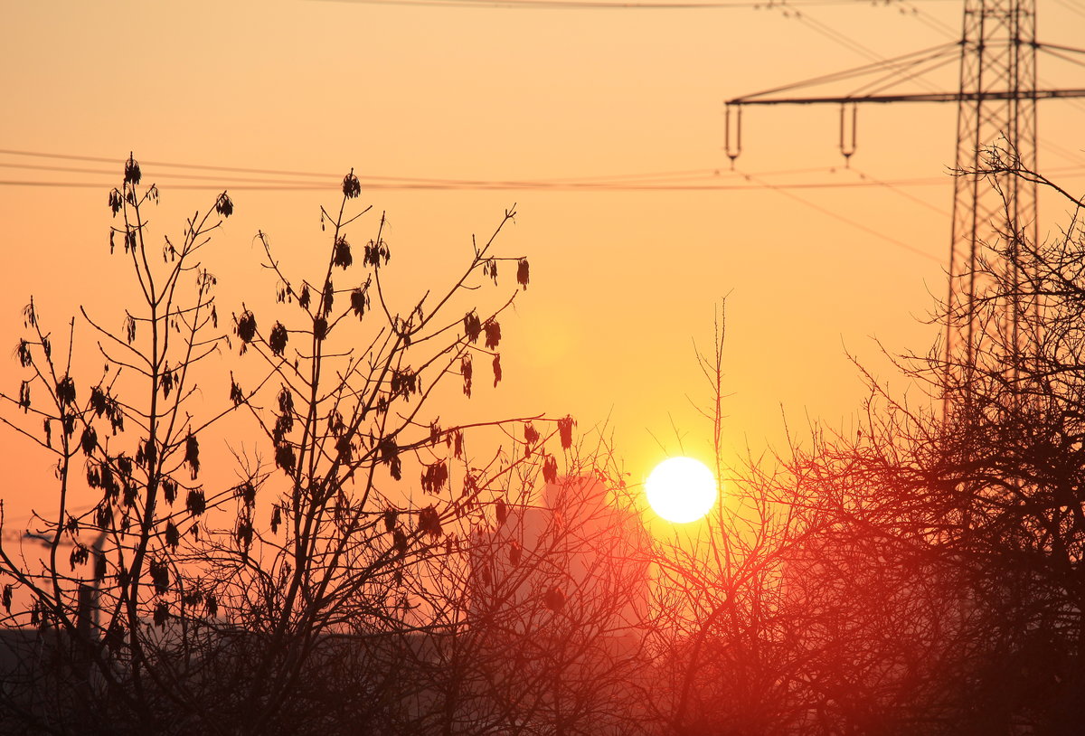 Zu sehen ist der Sonnenuntergang über Neuss aus der Perspektive von Düsseldorf Hamm. 09.12.2020