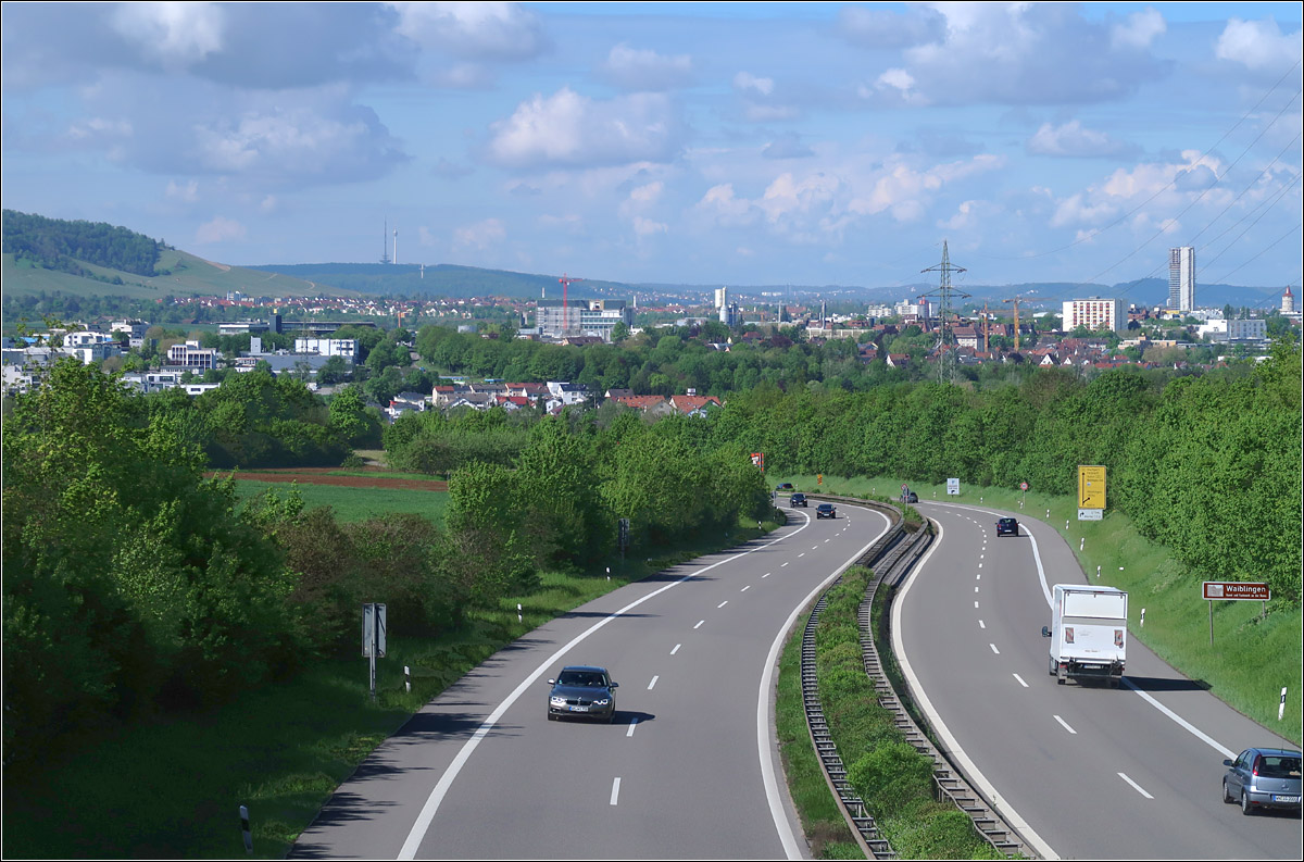 Zugebaute Landschaft -

In der Nöhe des Waiblinger Wohngebietes Korber Höhe entstand diese Aufnahme auf einer Brücke über der Bundesstraße 14. Der Blick geht über Teile von Waiblingen und Fellbach bis in den Talkessel von Stuttgart mit dem Fernemeldeturm und Fernsehturm auf den Höhen über der Stadt.

21.05.2013 (M)