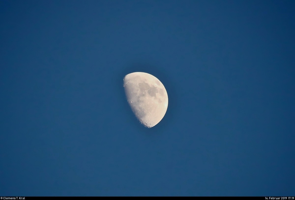 Zum Sonnenuntergang bei blauem Himmel war der zunehmende Mond in Angersdorf (Gemeinde Teutschenthal) bereits gut zu sehen.
[14.2.2019 | 17:19 Uhr]