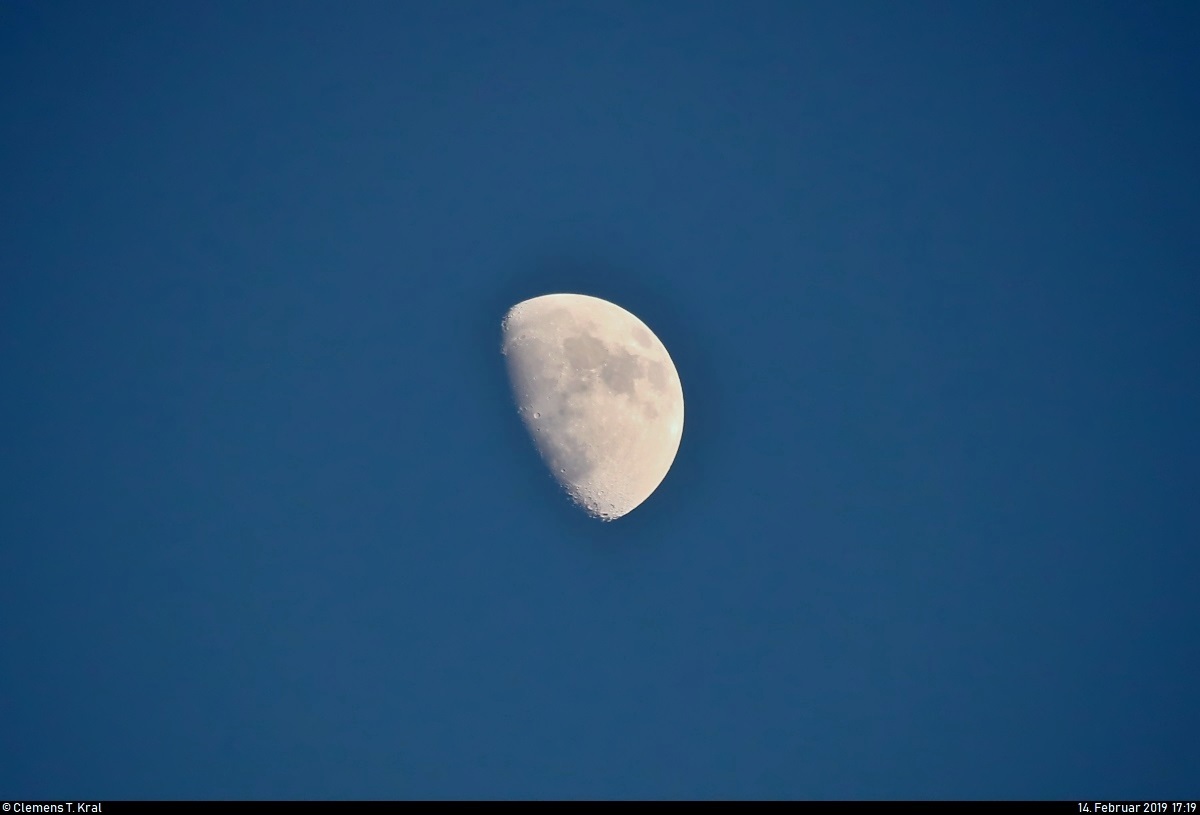 Zum Sonnenuntergang bei blauem Himmel war der zunehmende Mond in Angersdorf (Gemeinde Teutschenthal) bereits gut zu sehen.
[14.2.2019 | 17:19 Uhr]