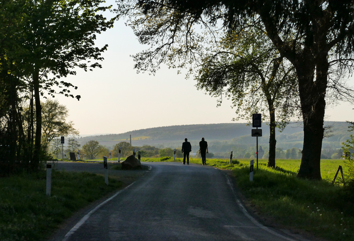 Zwei Wanderer zurück vom Waldspaziergang bei Bad Münstereifel - 22.04.2020