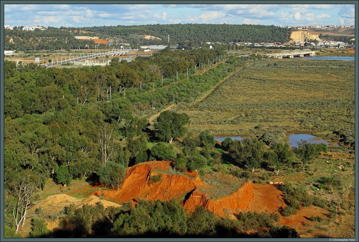 Zwischen den Städten Rabat und Salé fließt der Fluss Bou Regreg Richtung Atlantik und hat ein breites, grünes Tal hinterlassen. (Rabat, 23.11.2015)